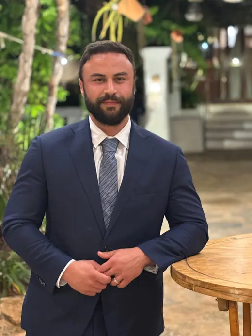 Levent Çavuşoğlu im dunkelblauen Anzug